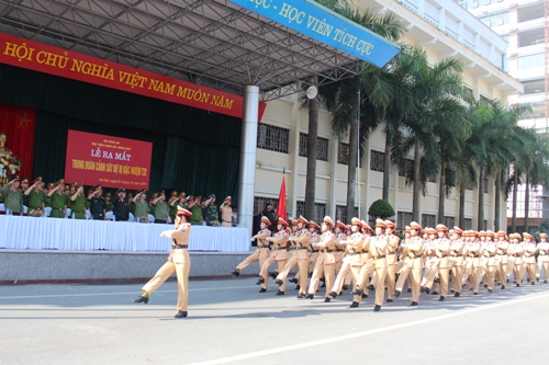 Cán bộ, chiến sỹ Trung đoàn Cảnh sát dự bị đặc nhiệm Học viện CSND  duyệt đội ngũ
